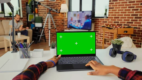 Dizüstü Bilgisayarda Çalışan Genç Bir Yetişkin Ekranda Izole Edilmiş Yeşil — Stok fotoğraf
