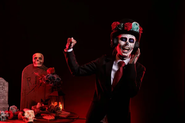 Модель Костюме Хэллоуина Слушает Песню Студии Стоя Черном Фоне Утопая — стоковое фото