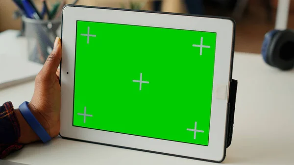 现代人在家中观看平板电脑上的水平绿色显示屏 使用带有独立彩色键模板和复制空间的无线小工具 拿着带模型的数码平板电脑靠近点 — 图库照片