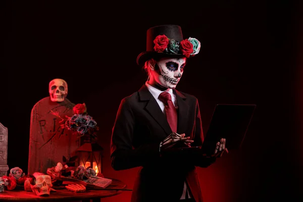 Spookachtige Dame Met Behulp Van Laptop Dios Los Muertos Mexicaanse — Stockfoto
