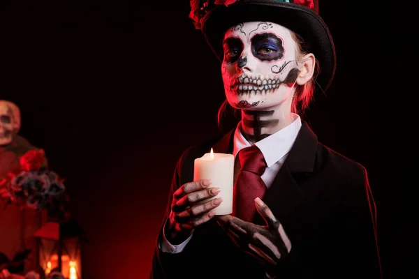 Person Santa Muerte Dam Kostym Blåser Ljus Låga Poserar För — Stockfoto