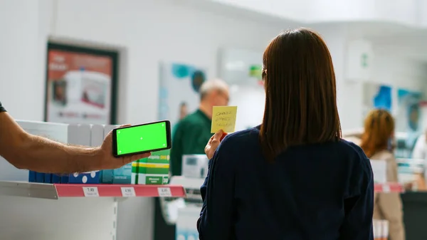 Laç Dükkanında Yatay Yeşil Ekran Şablonu Gösteren Akıllı Telefon Cep — Stok fotoğraf