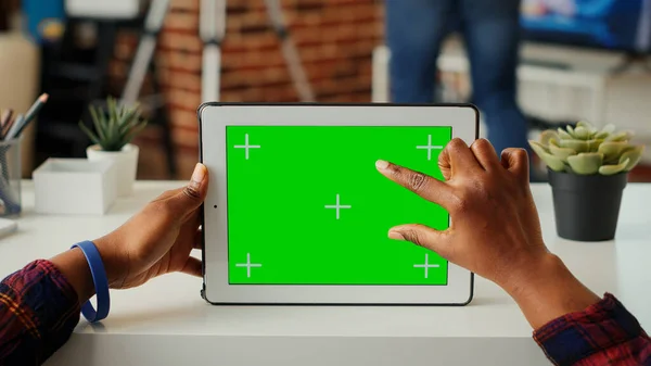 Νεαρός Επιχειρηματίας Που Χρησιμοποιεί Οριζόντια Πράσινη Οθόνη Για Ασύρματο Gadget — Φωτογραφία Αρχείου