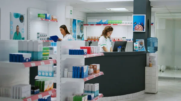 Gyógyszerészek Sokszínű Csoportja Dolgozik Gyógyszertárban Gyógyszereket Gyógyszereket Árulnak Gyógyszeripari Termékeket — Stock Fotó