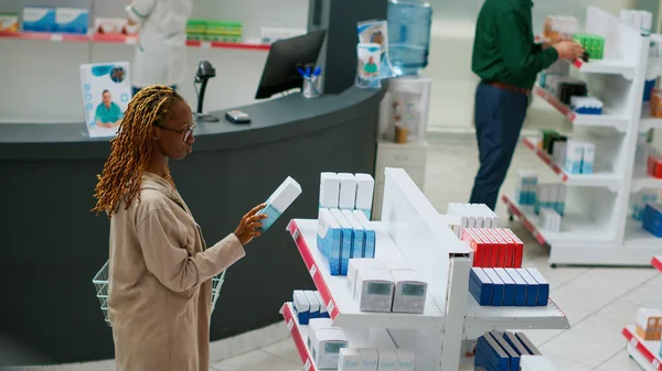 Diversas Personas Que Buscan Medicamentos Farmacéuticos Los Estantes Revisando Productos — Foto de Stock