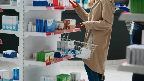 Adulto Joven Que Mira Productos Médicos Medicamentos Estantes Compra Medicamentos — Foto de Stock