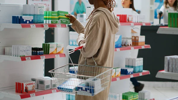 Женщина Клиент Смотрит Медицинские Товары Лекарства Полках Покупает Лекарства Лечение — стоковое фото