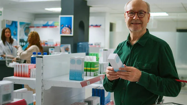 Cliente Mayor Sonriendo Mirando Caja Píldoras Cardiológicas Farmacia Preparándose Para —  Fotos de Stock
