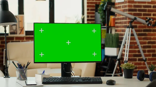 Leerer Schreibtisch Mit Computer Und Greenscreen Auf Dem Monitor Mit — Stockfoto