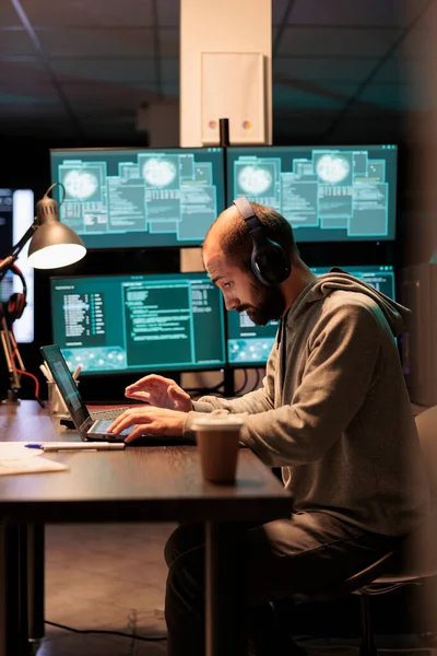 Criminoso Cibernético Tentar Hackear Servidor Computador Usar Auscultadores Trabalhar Até — Fotografia de Stock