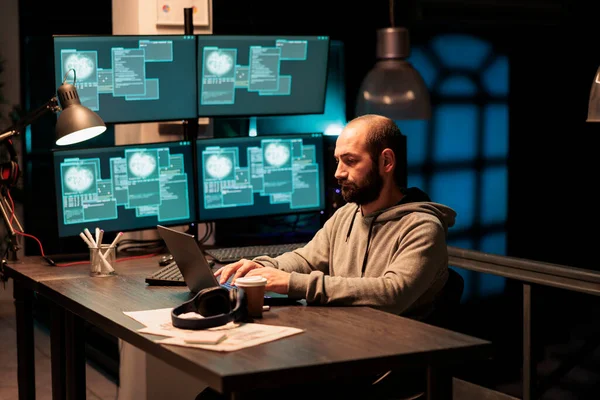 Hacker Programmierer Hacking System Büro Mit Viren Computer Malware Und — Stockfoto