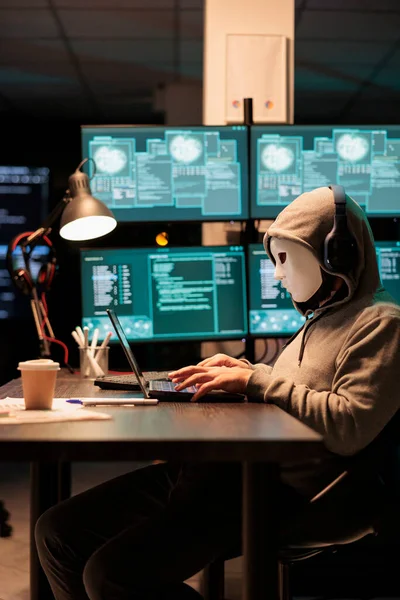 Çevrimiçi Veritabanı Sunucusundan Bilgi Çalan Tehlikeli Maskeli Hacker Bilgisayar Donanım — Stok fotoğraf