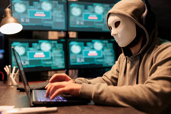 Impostore Con Maschera Hacking Rete Computer Notte Lavorando Laptop Monitor — Foto Stock