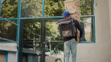 Müşterilerin önüne pizza kutuları bırakan yarım yamalak fast food şirketi. Düşen yemek paketlerini yakalayan müşteriler. Kurye özür diliyor, kötü yemek servisi. Üçayak atışı.