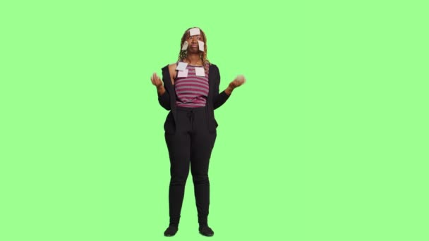 Vergeetachtig Meisje Met Plakkerige Notities Het Gezicht Greenscreen Achtergrond Full — Stockvideo