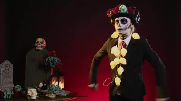 Modèle Costume Dame Mort Dansant Sur Musique Écoutant Chanson Sur — Video