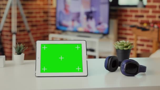 空荡荡的书桌 配有显示绿色屏幕的数字平板电脑 曾在家里研究现代技术 无线设备上具有复制空间屏幕的隔离模型模板和色键背景 — 图库视频影像