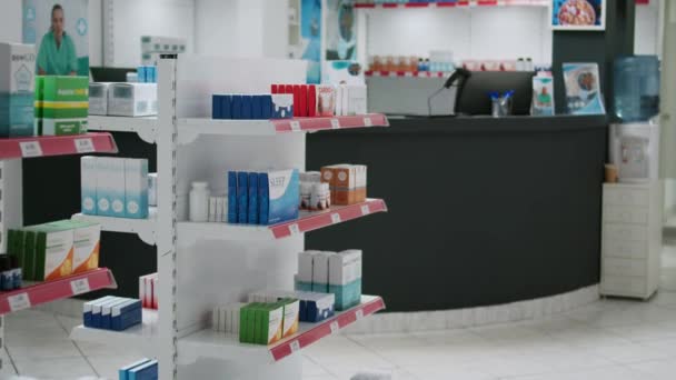Κενό Φαρμακείο Λιανικής Πώλησης Γεμάτο Φάρμακα Και Βιταμίνες Στα Ράφια — Αρχείο Βίντεο