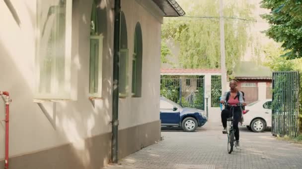 Afrikansk Amerikansk Kurir Bär Ryggsäck Cykel Arbetar Som Leverans Person — Stockvideo