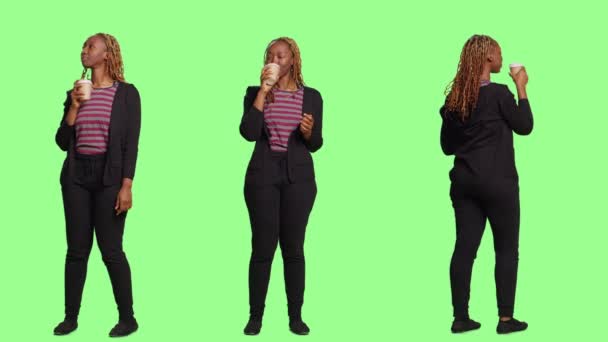 Радісна Жінка Чашку Кави Освіжаючи Повноцінним Зеленим Тлом Тіла Стоячи — стокове відео