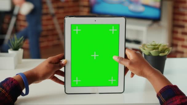 Młody Dorosły Analizujący Zielony Ekran Izolowanym Wyświetlaczu Pionowo Trzymający Cyfrowy — Wideo stockowe