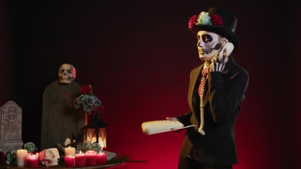 Halloweenmodel Dat Telefoon Beantwoordde Voor Viering Van Dode Mexicaanse Feestdag — Stockvideo