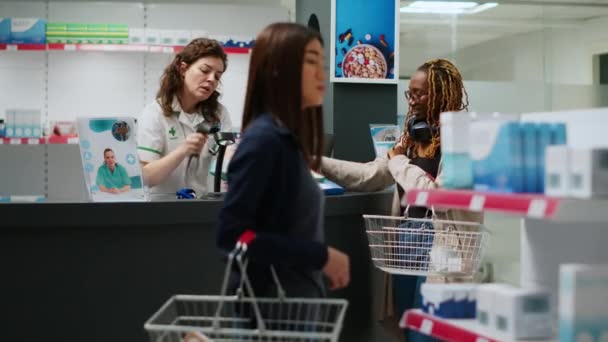 여성들은 의약품에 지불하기 디테일 카드를 사용하고 합니다 약국에서 사람들을 있어요 — 비디오