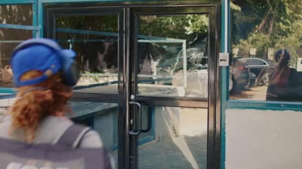 Pizza Teslimatçısı Pizza Kutusunu Kapıya Teslim Ediyor Restoran Yemek Servisi — Stok video