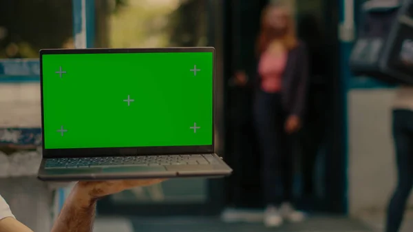 Mężczyzna Trzyma Laptopa Zielonym Ekranem Wyświetlaczu Dostarczając Jedzenie Restauracji Domu — Zdjęcie stockowe