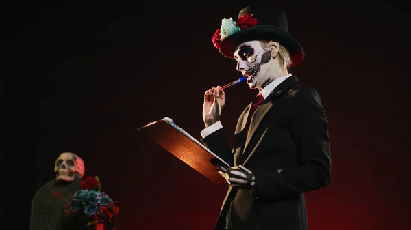 Diosa Muerte Tomando Notas Archivos Estudio Vistiendo Traje Sombrero Halloween —  Fotos de Stock