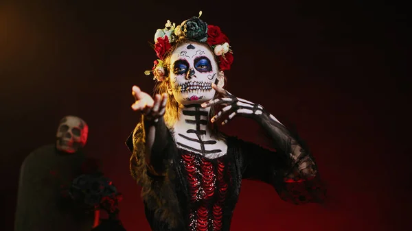 Przerażająca Modelka Wabiąca Ofiary Sięgająca Ręką Kusząca Wyglądająca Flirtująco Meksykańskim — Zdjęcie stockowe