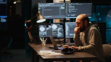 Hasta programcının boğazı ağrıyor, ofiste öksürüyor, bir bardak su içiyor ve gece yeni uygulama arayüzü üzerinde çalışıyor. Alerji enfeksiyonu ya da solunum sorunu var..