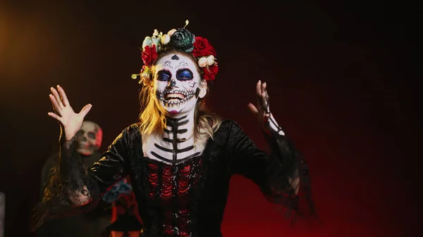 Horror Dame Van Dood Schreeuwen Luid Gekleed Kostuum Met Schedel — Stockfoto