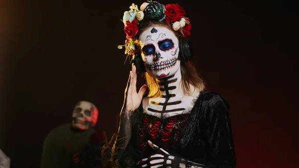 Dama Muerte Escuchando Música Auriculares Usando Maquillaje Cráneo Disfraz Santa —  Fotos de Stock