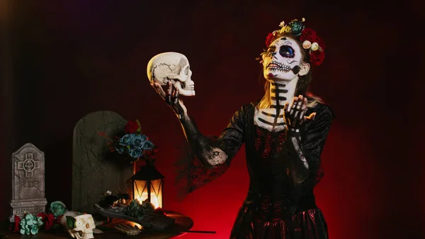 Glamorosa Dama Muerte Mirando Cráneo Sobre Fondo Negro Vistiendo Traje — Foto de Stock