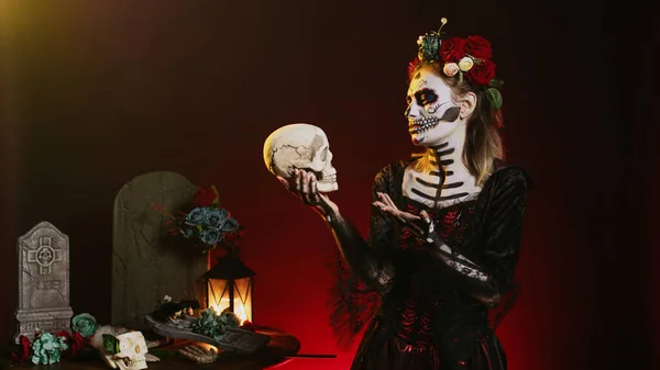 Coqueta Diosa Muerte Mirando Cráneo Actuando Espeluznante Vistiendo Traje Catrina — Foto de Stock