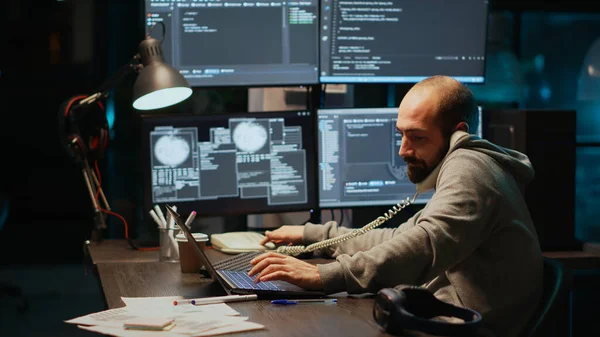 Softwareentwickler Telefoniert Nachts Festnetz Und Nimmt Anrufe Büro Entgegen Männlicher — Stockfoto
