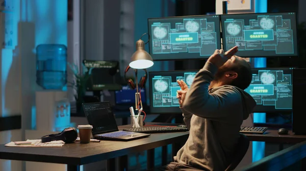 Programmierdieb Feiert Hackererfolg Spät Der Nacht Büro Und Arbeitet Mit — Stockfoto