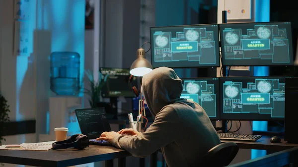 Εισβολέας Μάσκα Hacking Διακομιστή Υπολογιστή Αργά Βράδυ Που Εργάζονται Φορητό — Φωτογραφία Αρχείου