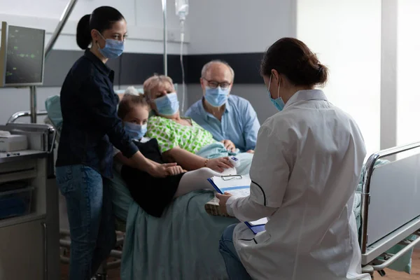 Vrouwelijke Verpleegkundige Die Coronavirus Testresultaten Levert Aan Familie Dokter Ondervraagt — Stockfoto