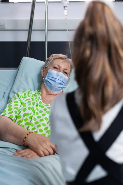 Hastanede Büyükannesiyle Konuşan Tanınmayan Küçük Bir Kız Yaşlı Bayan Sanatoryum — Stok fotoğraf