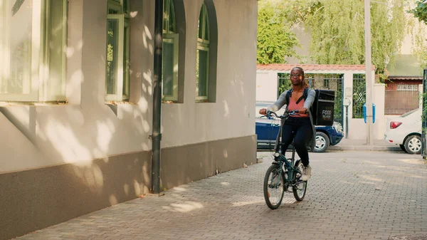 Trabajador Servicio Entrega Comida Llevando Mochila Bicicleta Trabajando Como Transportista — Foto de Stock