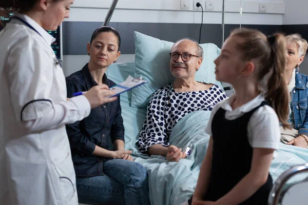 Mediziner Überprüfen Einen Kranken Älteren Mann Der Sich Krankenhausbett Ausruht — Stockfoto