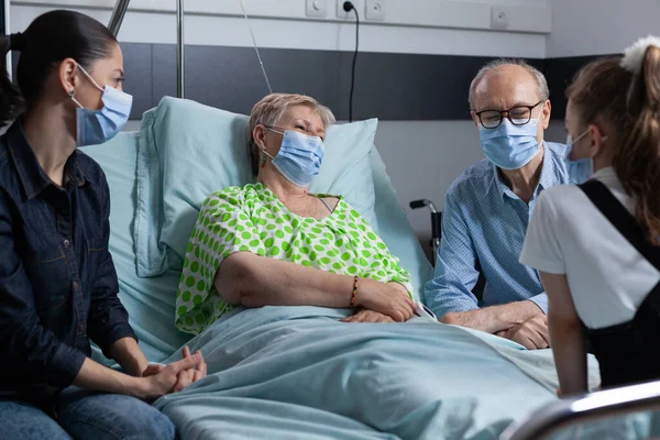 呼吸器疾患の拡大を防ぎ 一緒に時間を楽しむ家族は 病院で回復中の高齢女性に同行した 定期検査のため病院に入院した老婦人 — ストック写真