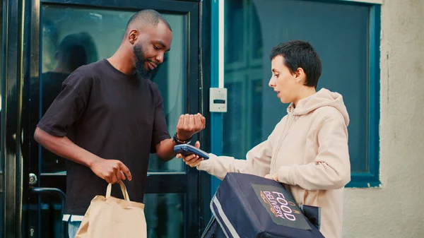 Homem Afro Americano Usando Smartwatch Para Fazer Pagamento Nfc Terminal — Fotografia de Stock
