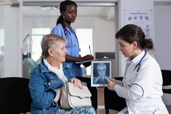 Afro Amerikaanse Verpleegster Maakt Diagnostische Notities Van Bejaarde Vrouw Röntgenfoto — Stockfoto