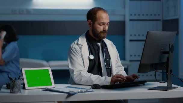Tablet Počítač Zelenou Obrazovkou Chroma Displej Stojící Stole Nemocniční Kanceláři — Stock video