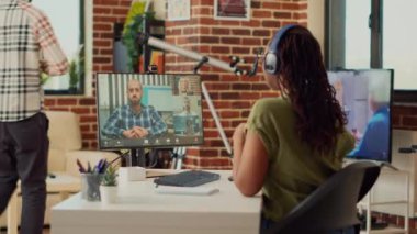 Bilgisayardaki uzak video görüşmesine katılan genç serbest çalışan, internet kamerasını kullanarak, online telekonferans görüşmesinde insanlarla konuşuyor. Kadın iş arkadaşlarıyla video konferansında sohbet ediyor, evden çalışıyor..