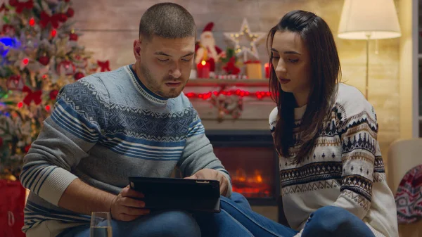 Couple Caucasien Faisant Des Achats Ligne Sur Tablette Pour Noël — Photo