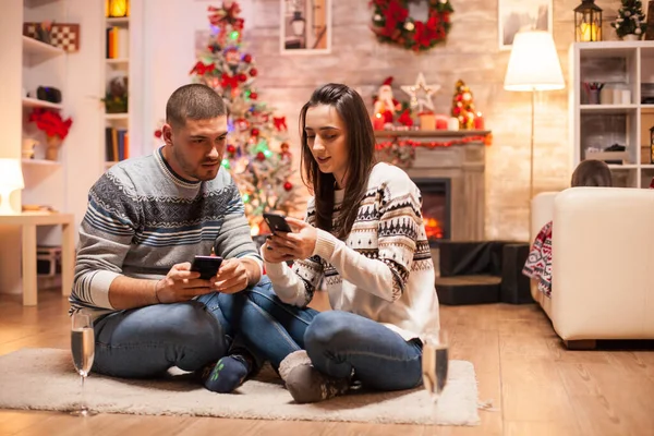 Scottish Krotnie Tle Podczas Para Robi Zakupy Telefon Boże Narodzenie — Zdjęcie stockowe